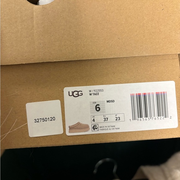 Size 6 TAZZ UGG in SAND - Picture 3 of 3